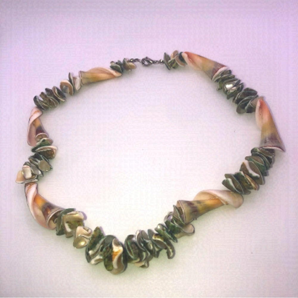 VTG Seashells Green & Cream Cone Shells Beaded Necklace 16”